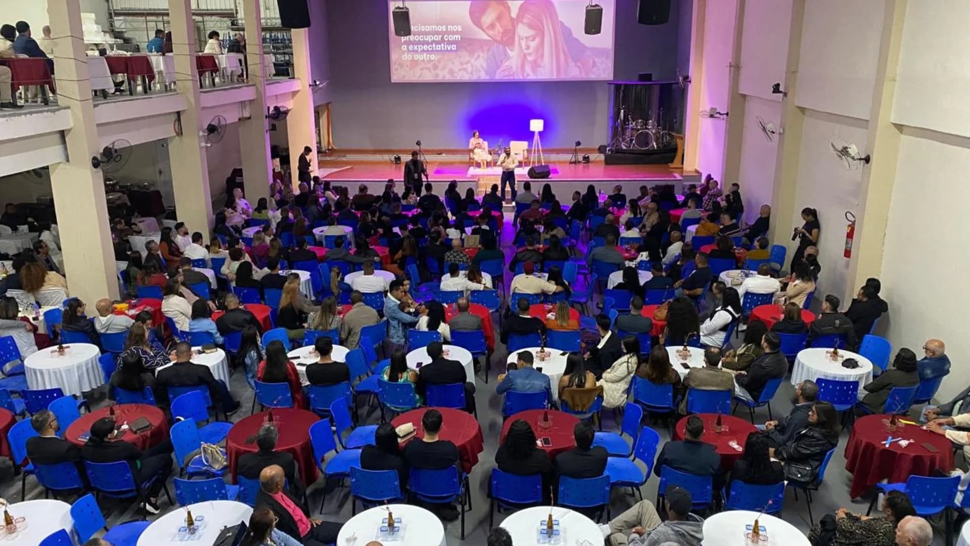 Plateia acompanhando a Palestra de Casais na ICB Casa Branca